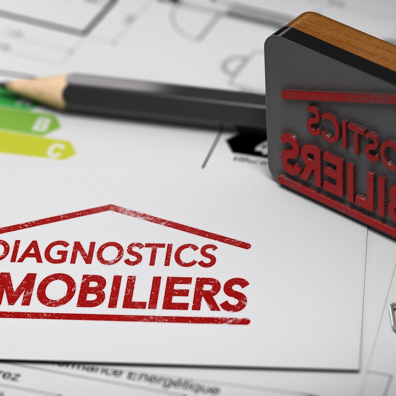 Logo DIAGNOSTICS IMMOBILIERS en rouge sur un rapport technique, à côté d'un cachet. Plan de maison et étiquette de performance énergétique (DPE) visibles.